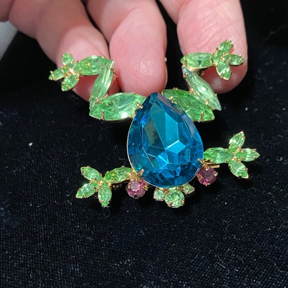 Colorful vintage Frog Brooch with Blue and Green crystals - Picture 8 of 10